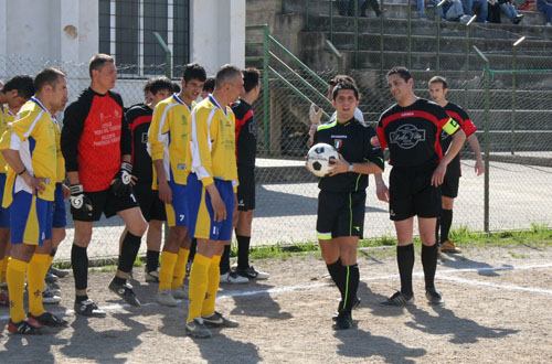 L'arbitro Brandi tra i capitani